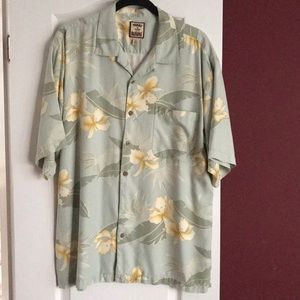 Tommy Bahama men’s Large green floral shirt EUC